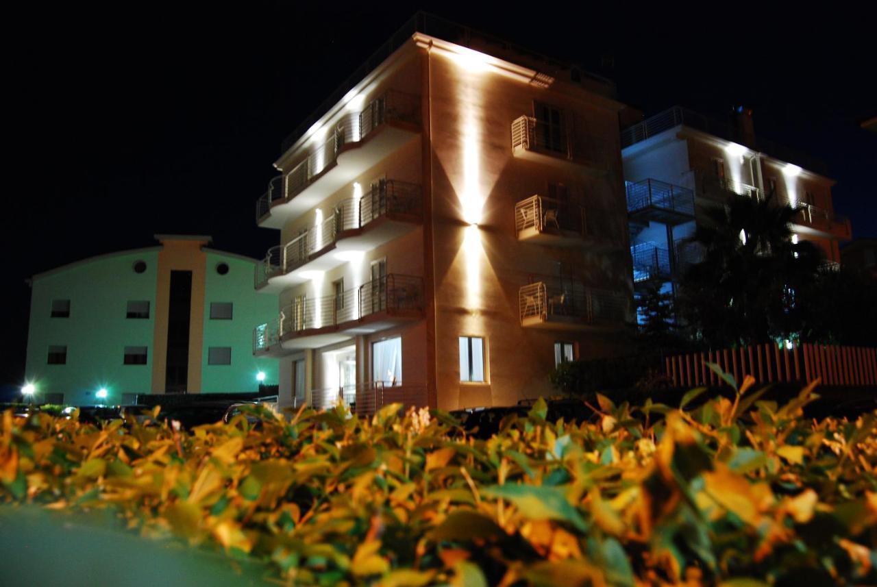 Hotel Di Nardo Petacciato Exteriör bild